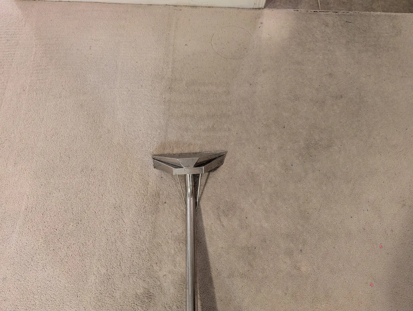 Extraction wand on a light carpet